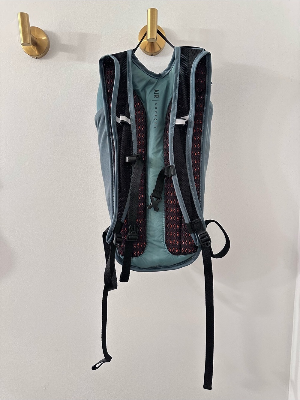 CamelBak Rogue Light 70oz (2L) Hydration Backpack - Picture 3 of 6